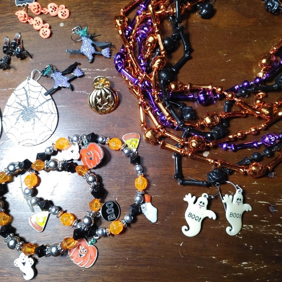 12 sets of halloween earring plus more - Picture 3 of 6